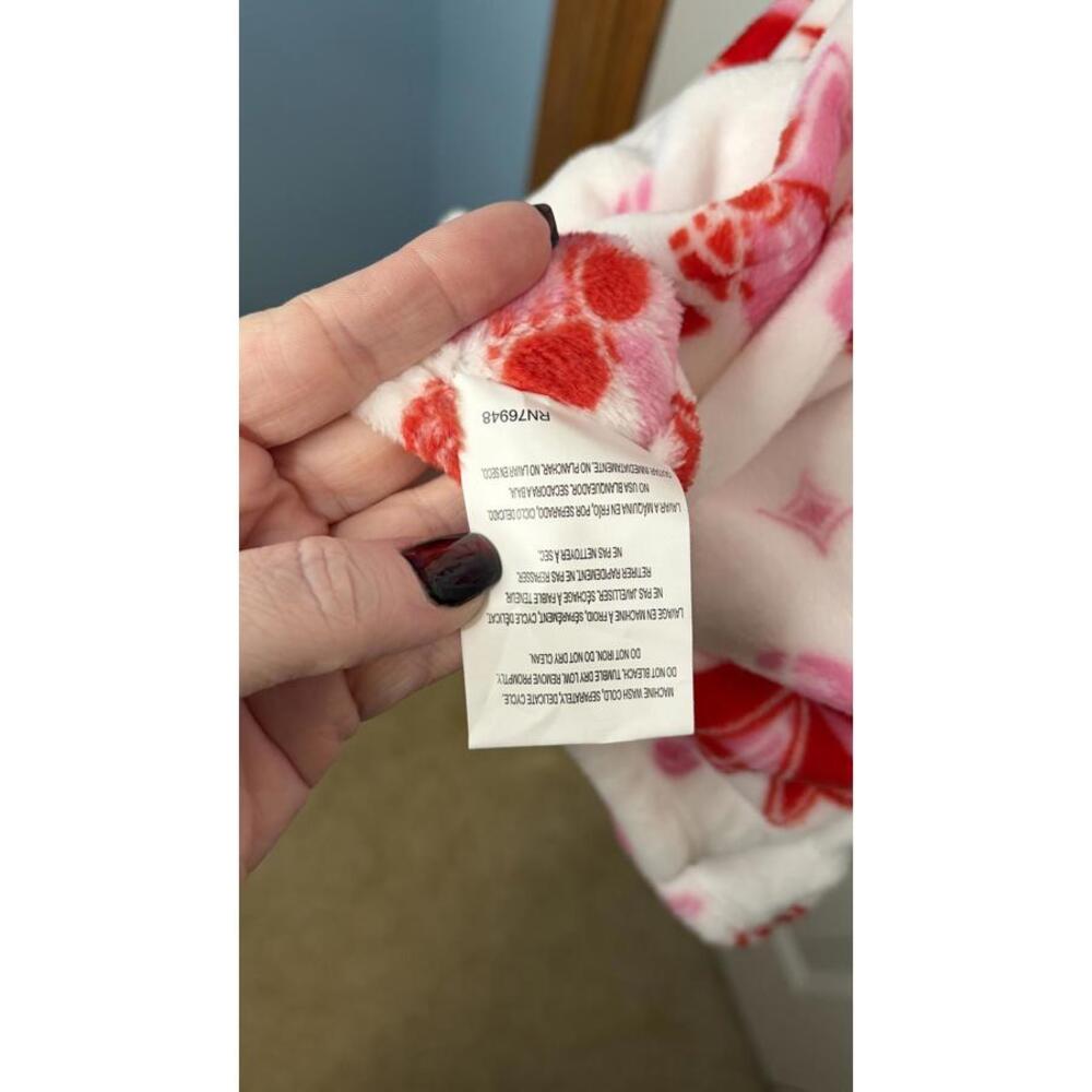 Betsey Johnson Ultra Soft Plush Throw Blanket – Candy Cane & Bow Print - Picture 5 of 7